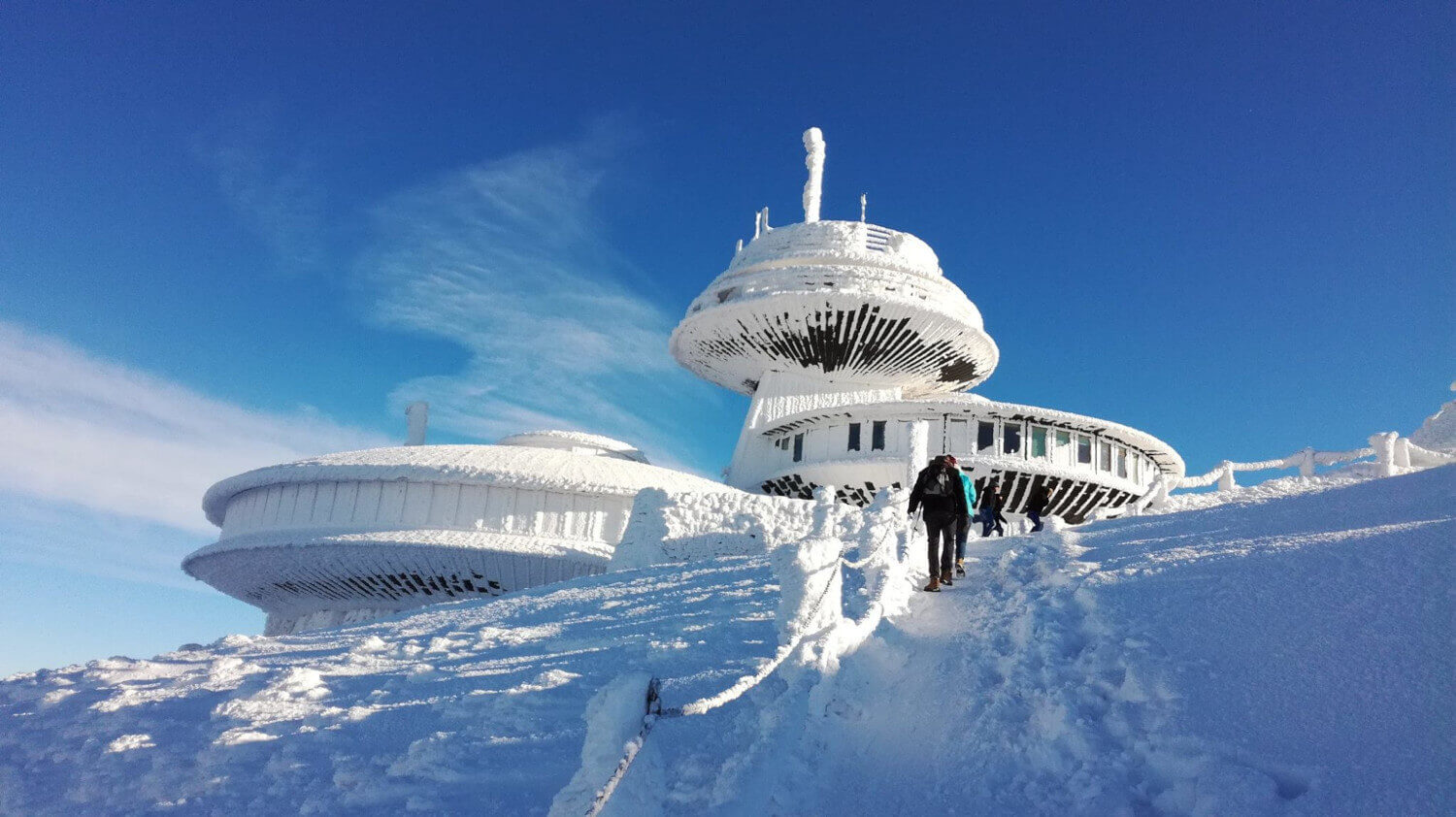 Berggipfel Schneekoppe im Winter – Panorama der polnischen Riesengebirge.