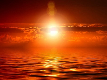 Orange Sonne am Himmel über Meerwasser