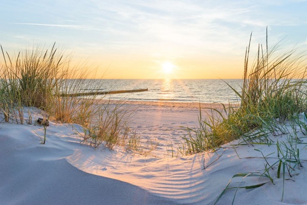 Ostsee Blick auf Sonnenuntergang am Strand der Ostsee