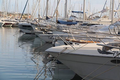 Mehrere Segelboote an der Costa Blanca in Spanien. 