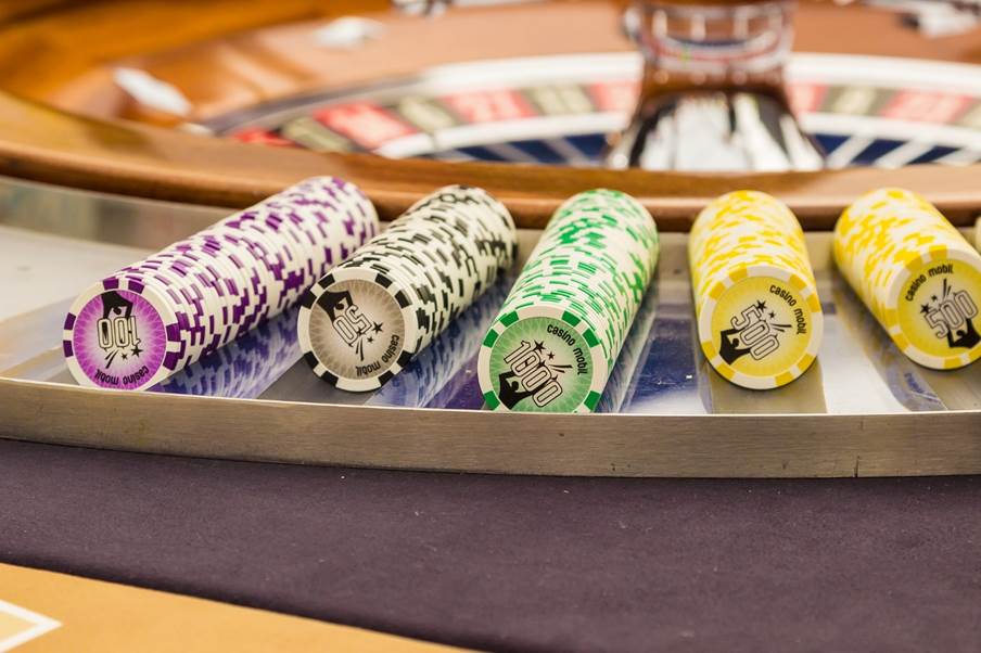 roulette Jetons auf einem Roulette-Tisch
